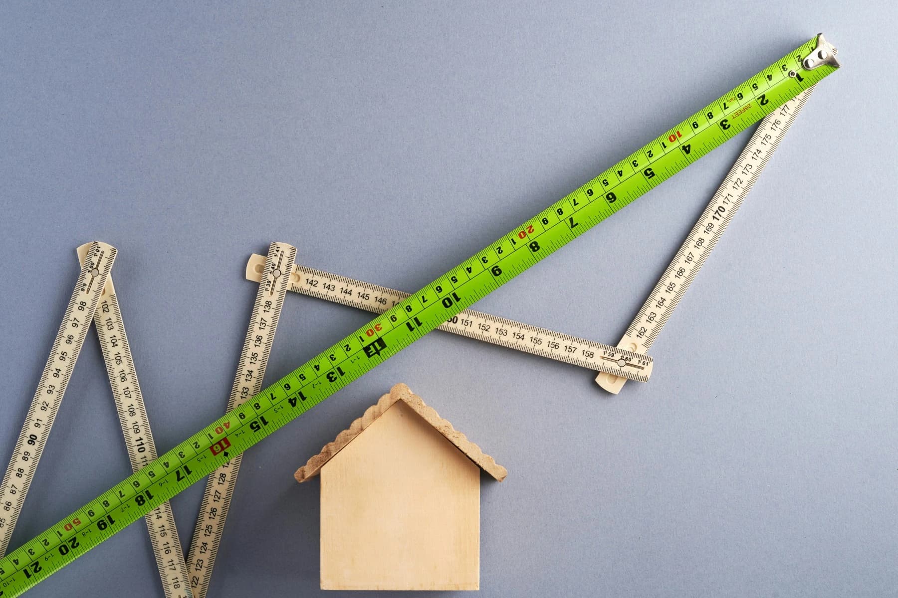 Hesti tirgus datu panelis ar cenu grafikiem